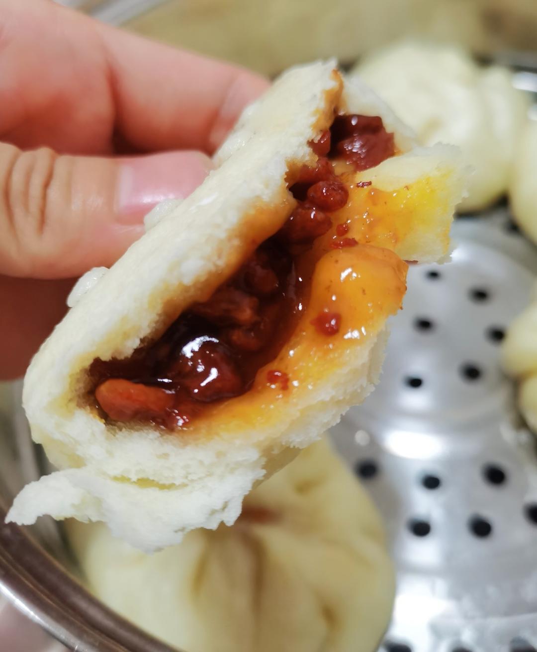 云朵般松软爆浆蜜汁叉烧包