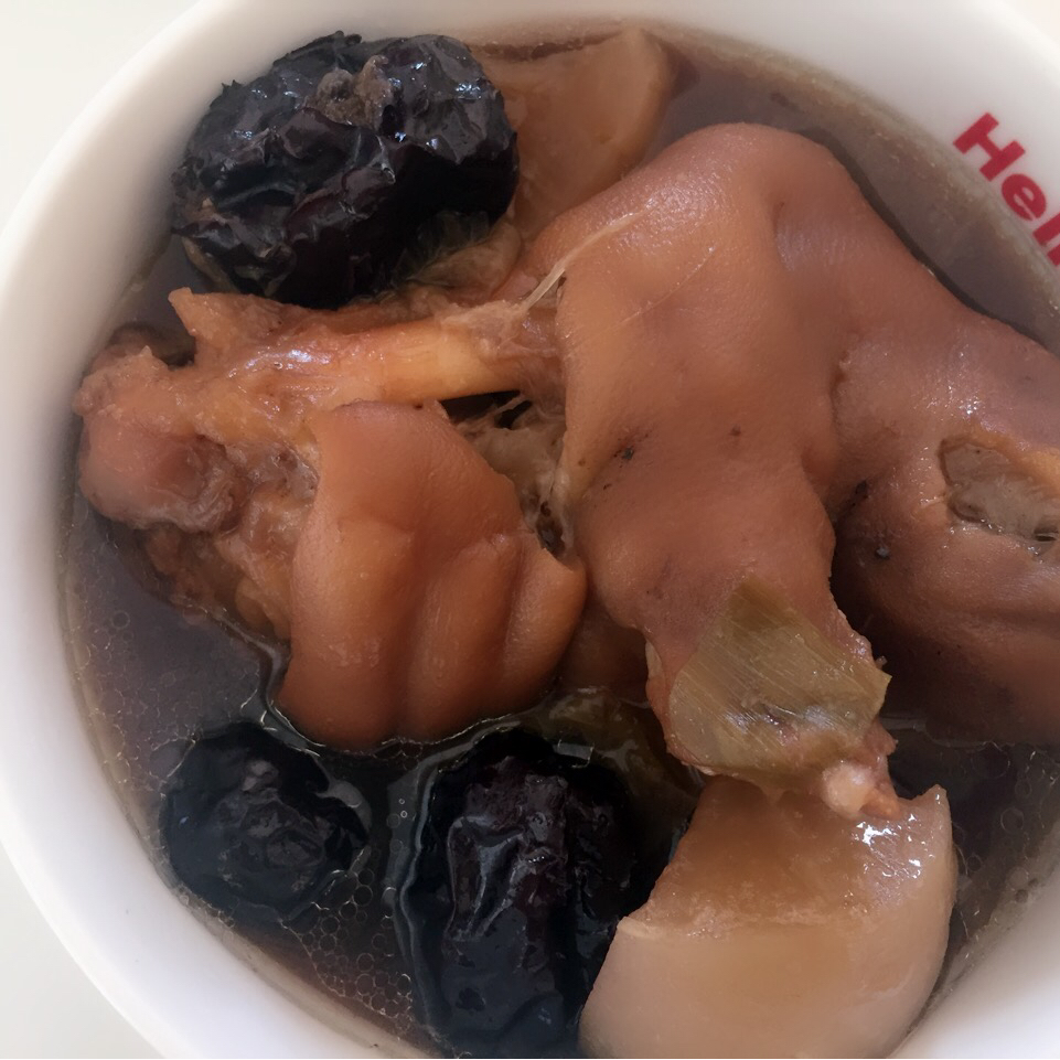 红枣花生猪蹄汤