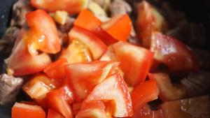简单又好吃的番茄牛肉焖饭的做法 步骤6