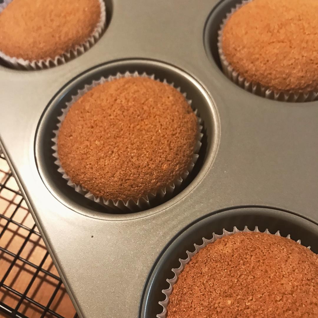 原味海绵纸杯蛋糕（非常适合裱花、盖糖皮的cupcake方子）