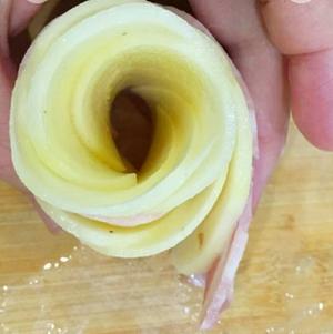 培根土豆玫瑰花卷的做法 步骤3