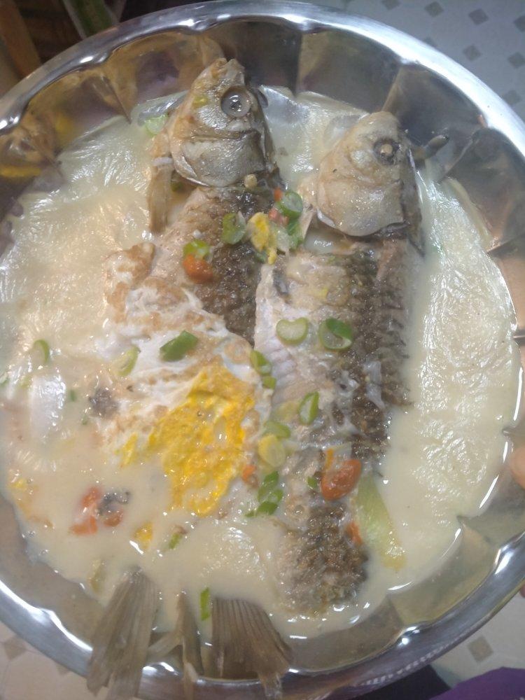 雪白浓郁下奶鲫鱼汤