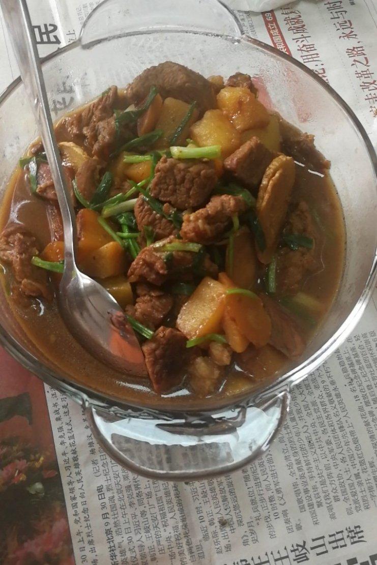 干锅牛腩烧土豆