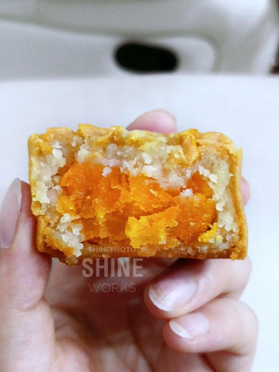 广式蛋黄莲蓉月饼
