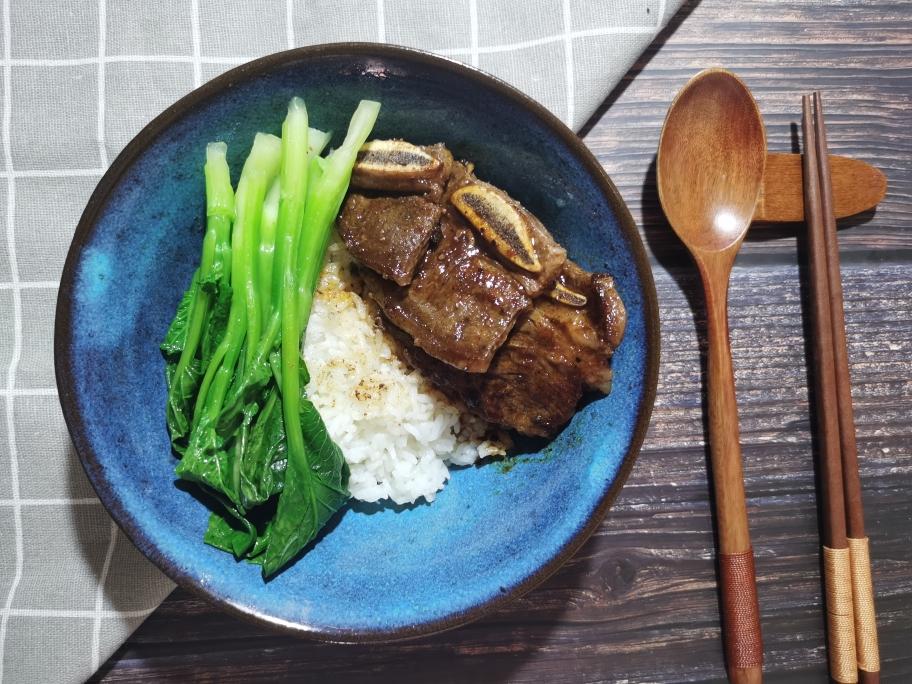 黑椒牛排盖浇饭的做法