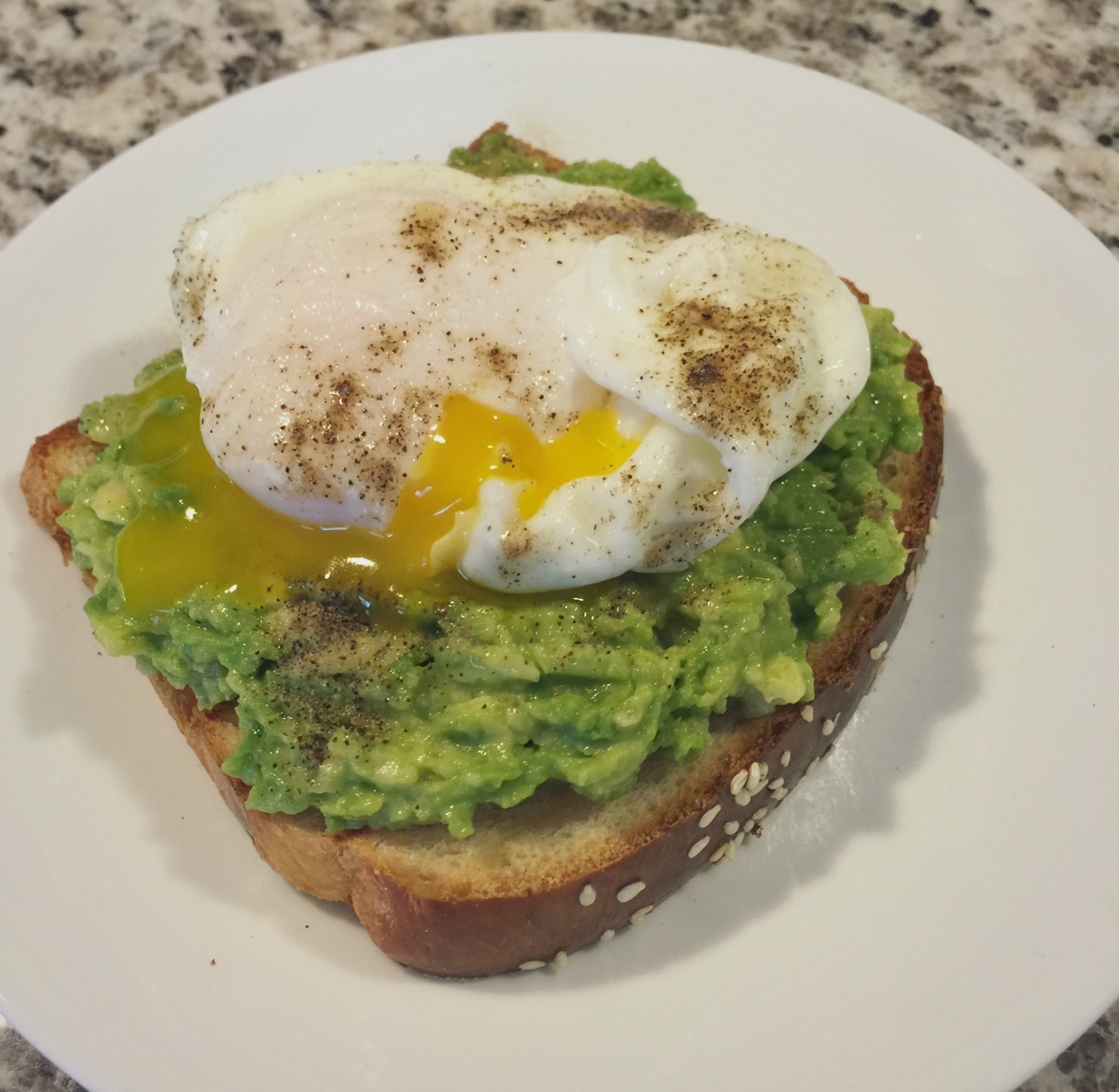 【健康能量早餐】流黄荷包蛋牛油果酱配全麦面包