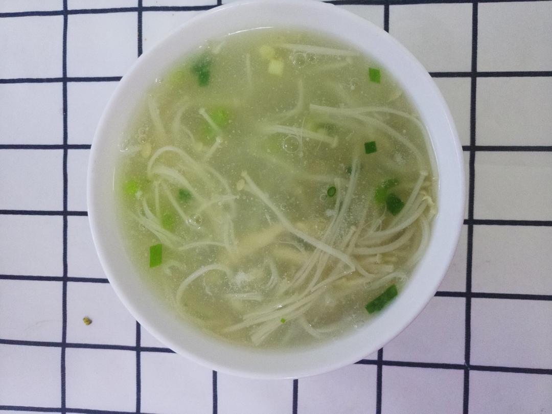 味道鲜美的金针菇汤
