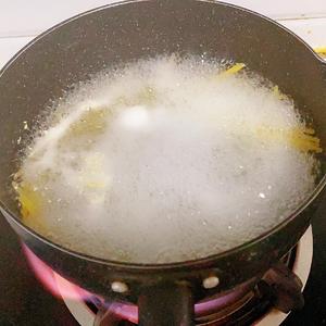 香肠鸡蛋🥚炒意面🍝的做法 步骤3