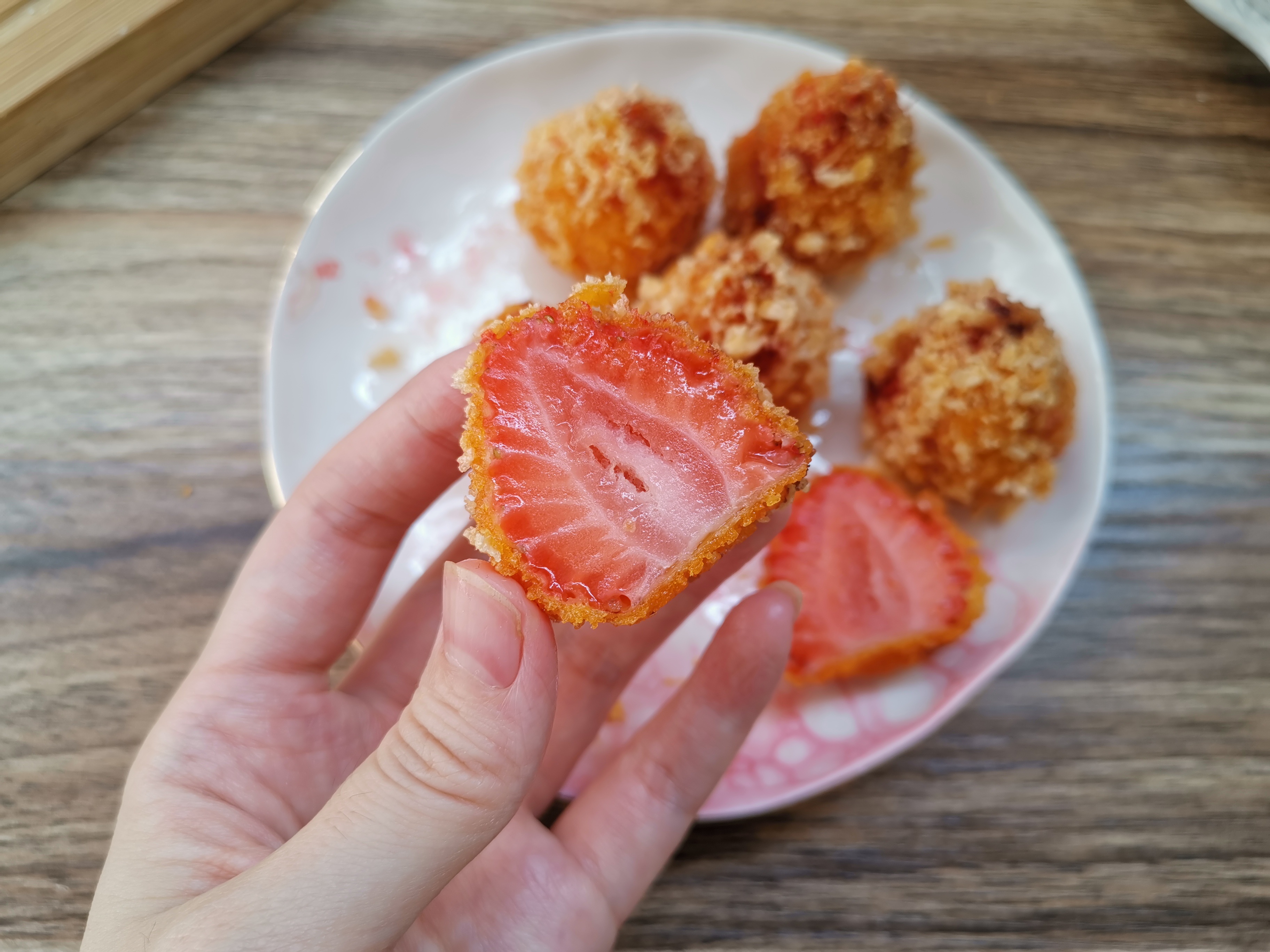 教你在家做脆皮草莓，切开好看又好吃，做法简单，比卖的还美味的做法