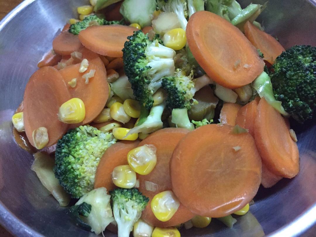 西兰花胡萝卜玉米粒炒肉丁