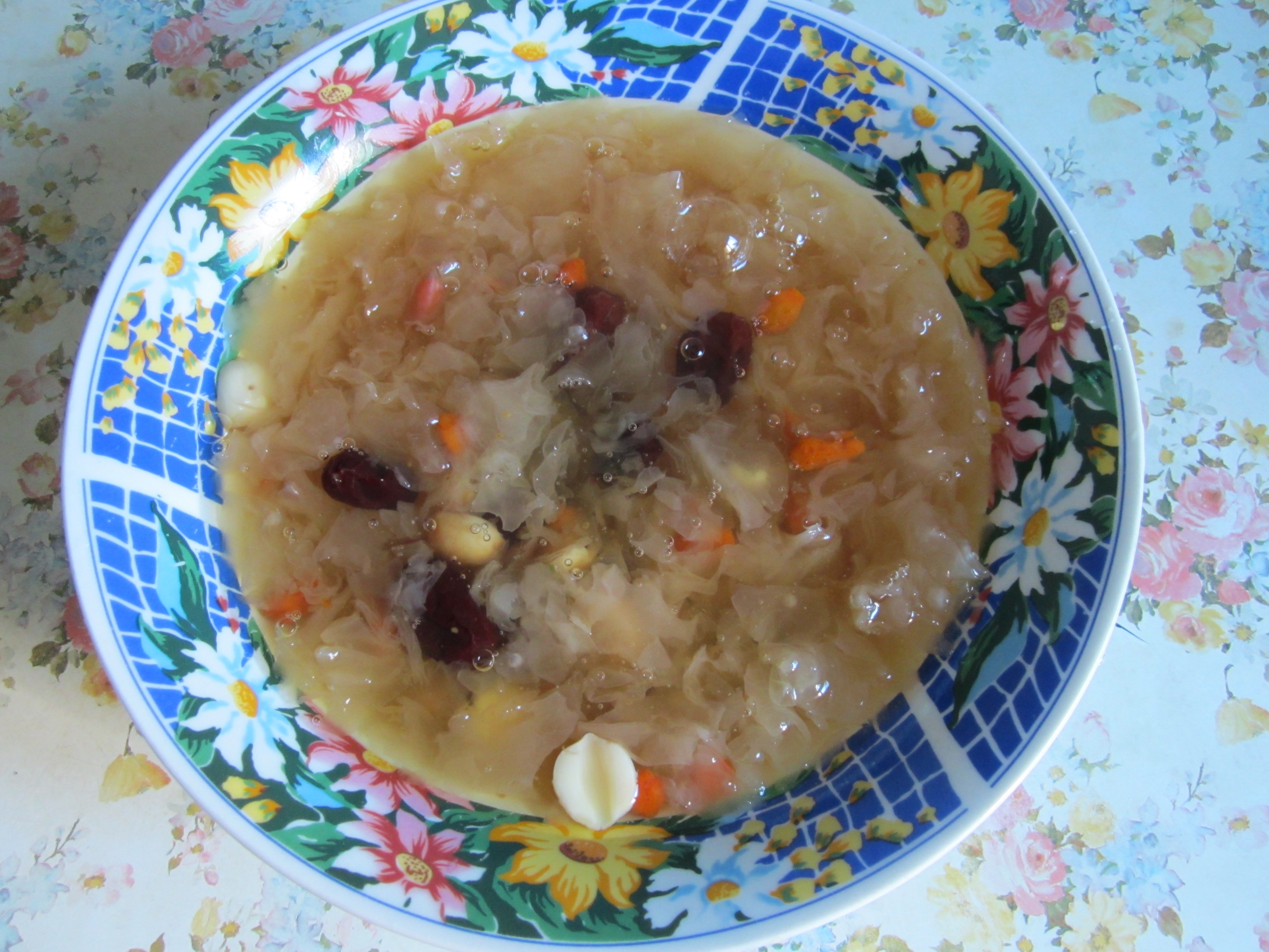 红枣莲子银耳汤