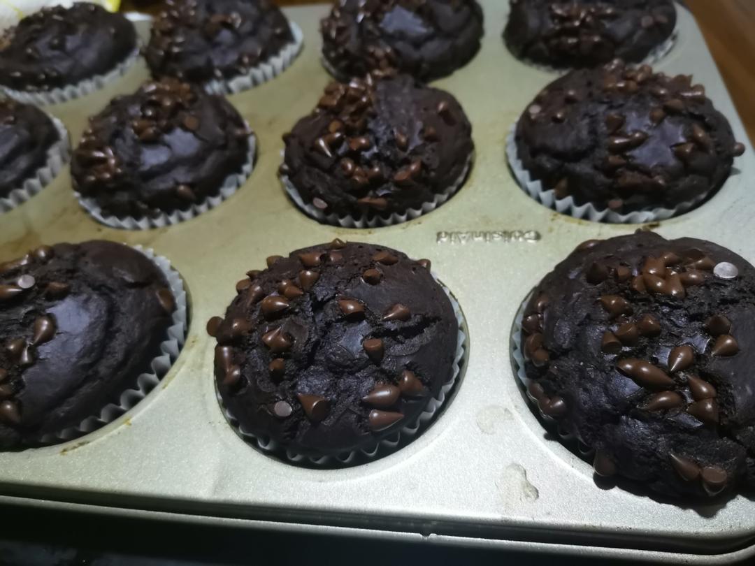 双重巧克力麦芬。零失败的杯子蛋糕，不用黄油，不用打蛋器，搅搅拌拌就能烤