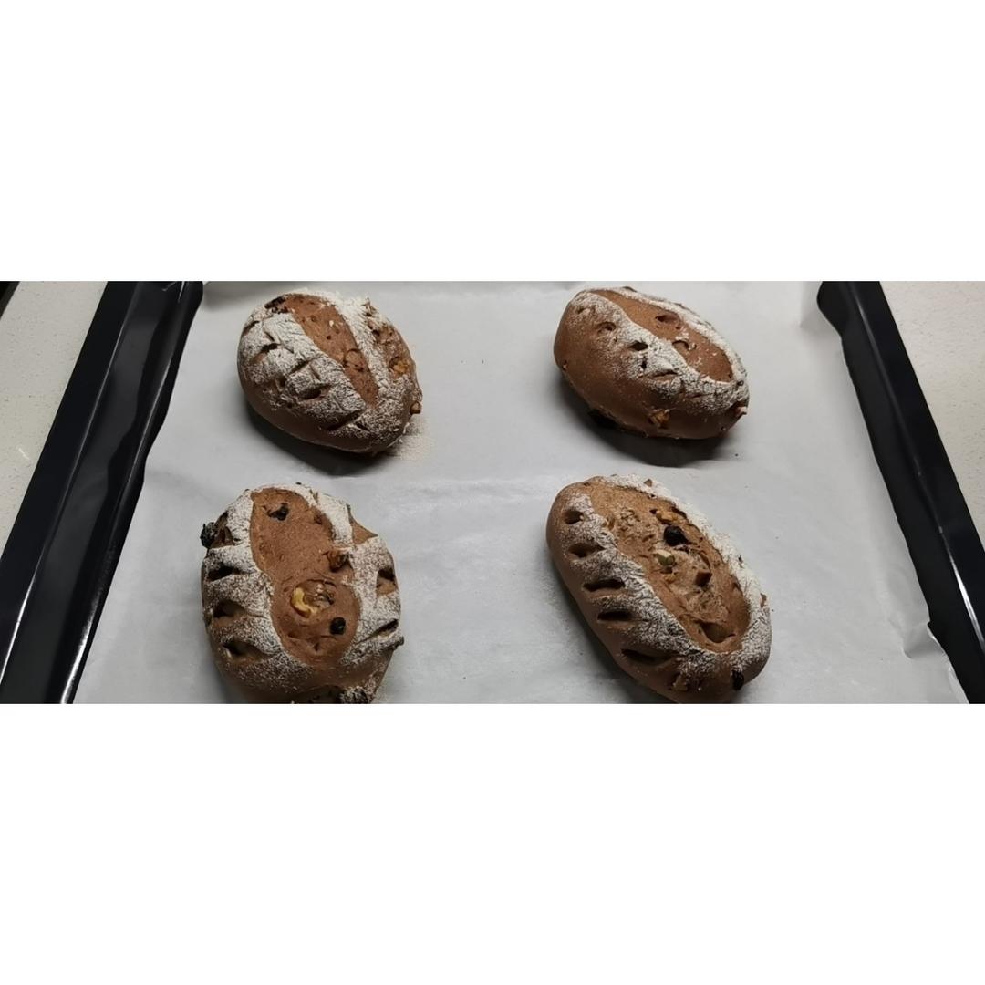 黑全麦核桃提子软欧包（中种法）