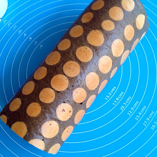波点可可奶油蛋糕卷