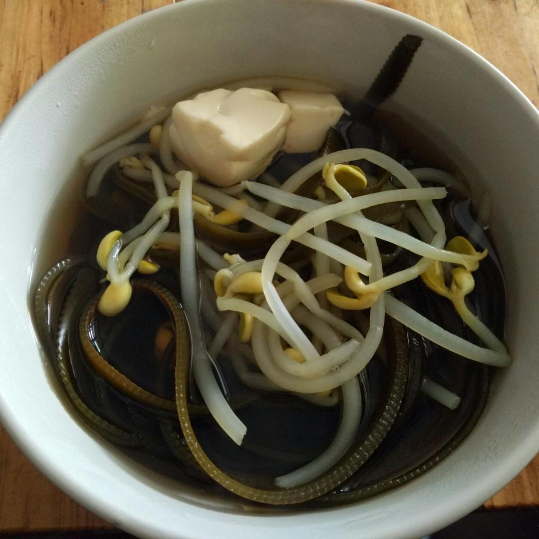 慕苓做的海带黄豆芽汤