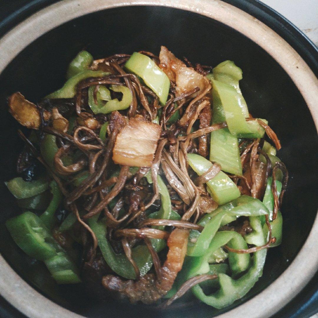 五花肉干锅茶树菇