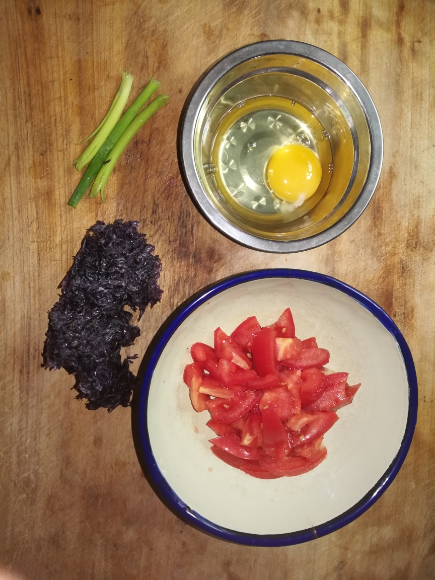 西红柿鸡蛋紫菜汤的做法 步骤1