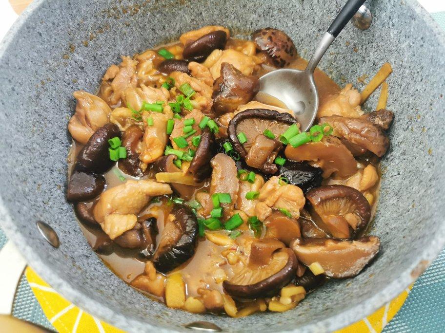 冬菇滑鸡煲：鸡肉烧得鲜嫩爽滑，这方法管用！