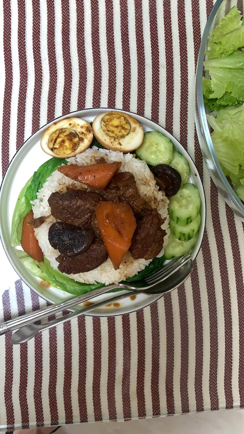 超级香的《香菇胡萝卜牛腩盖浇饭》的做法