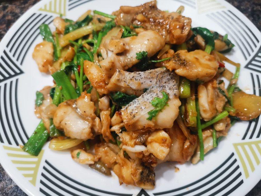 士多卑利苹果橙做的炒生鱼片一鱼两吃