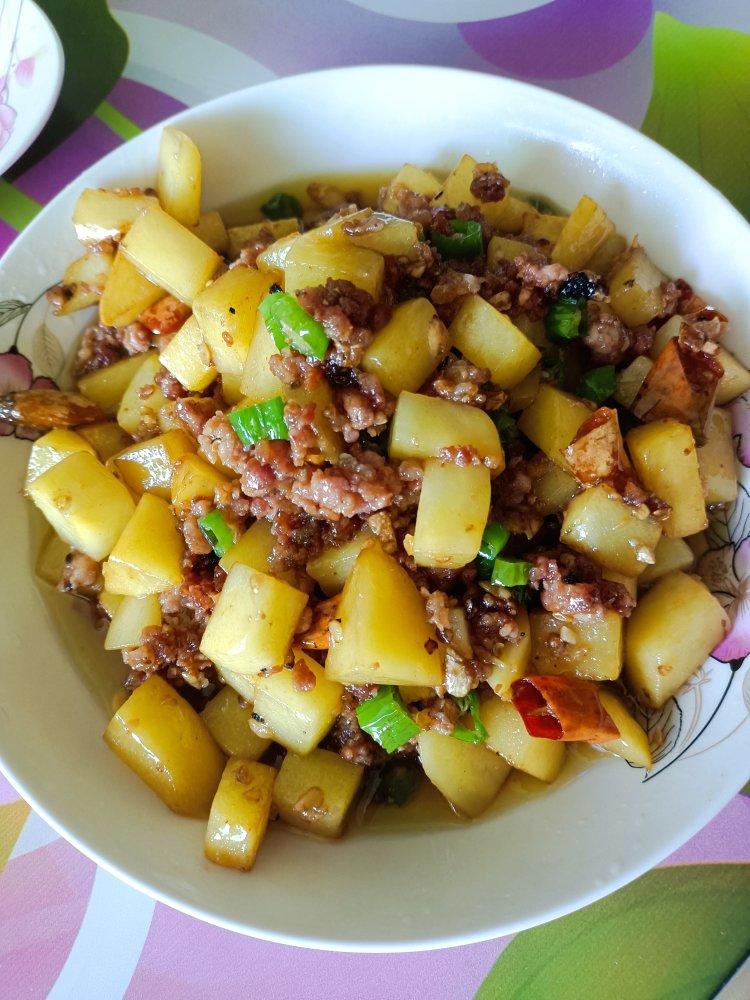 『青椒肉末土豆丁』