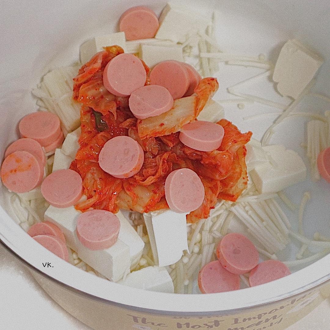 韩式金针菇豆腐泡菜汤锅