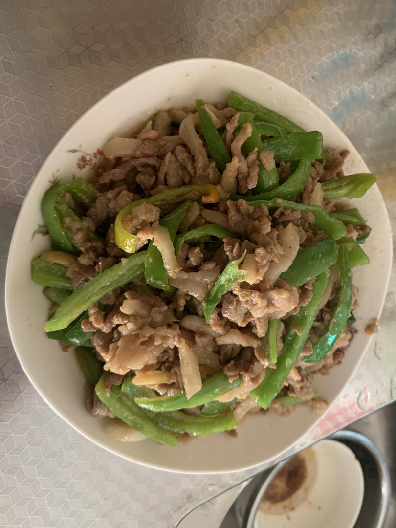 乐乐oo做的经典的家常菜青椒炒肉丝简单的食材也能做出如此美味