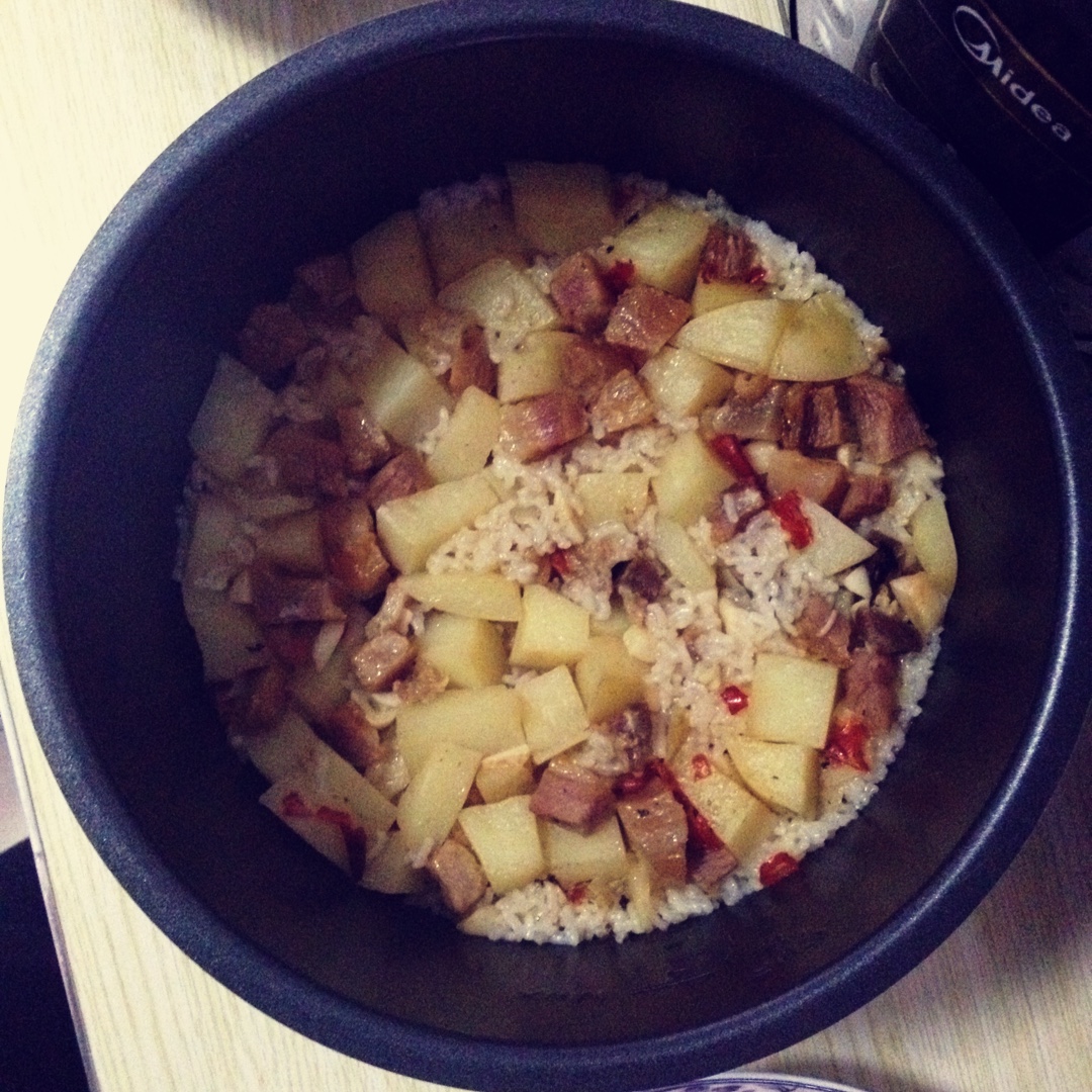 土豆腊肉焖饭（电饭煲）