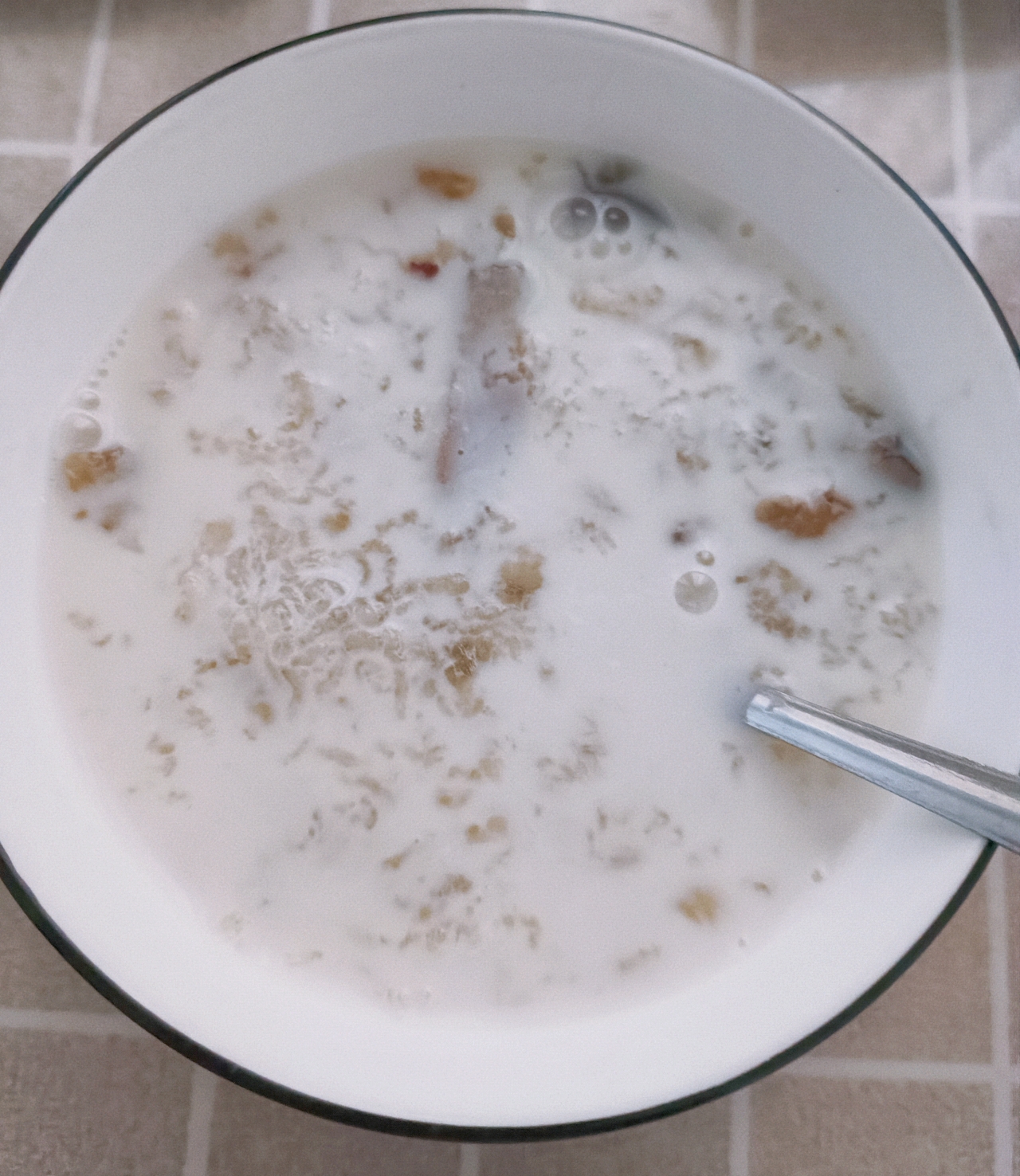 《桃胶皂角米雪燕银耳牛奶羹》据说一碗等于敷30片面膜的功效