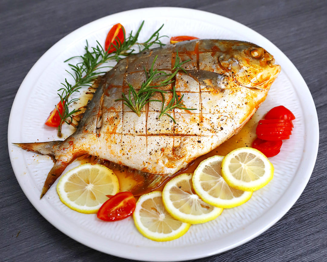 【迷迭香烤金鲳鱼的做法视频_做法步骤】_下厨房