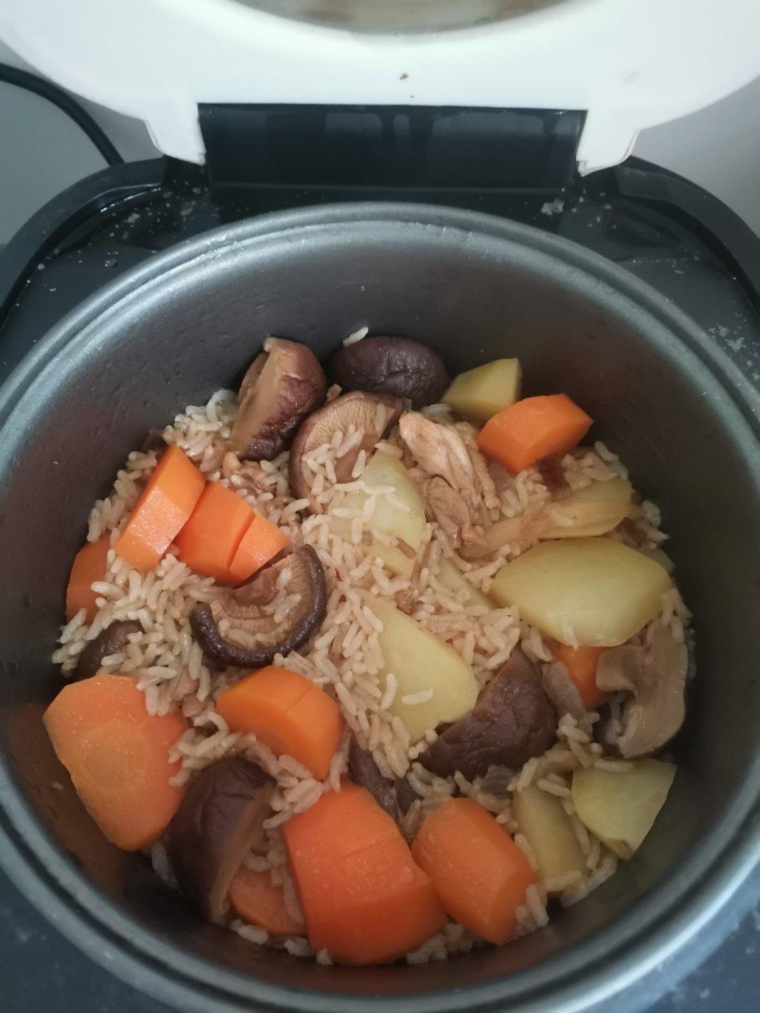 【香菇鸡肉焖饭】