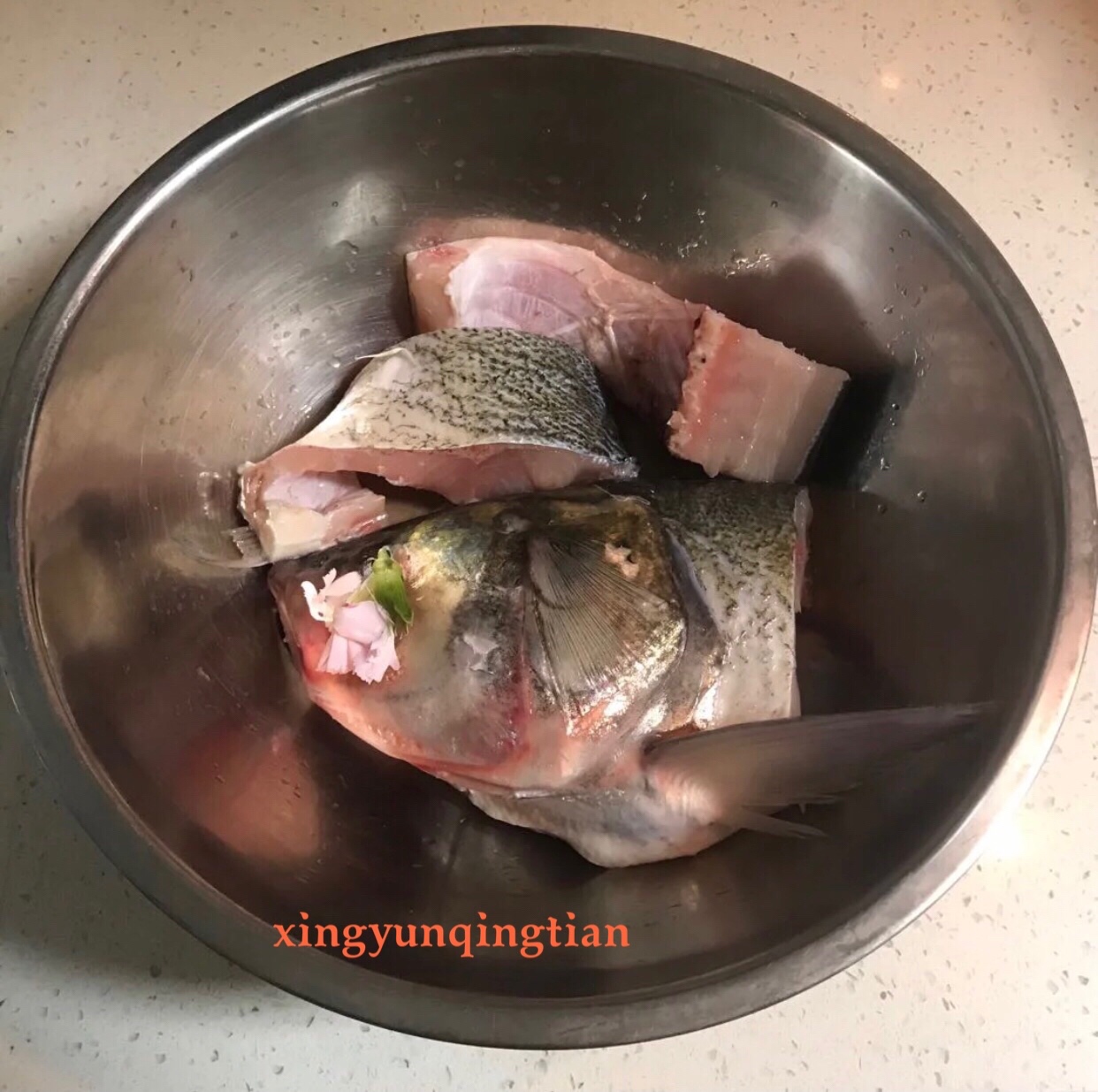 鱼头汤（鱼头豆腐时蔬汤、味鲜汤白有窍门)的做法 步骤5