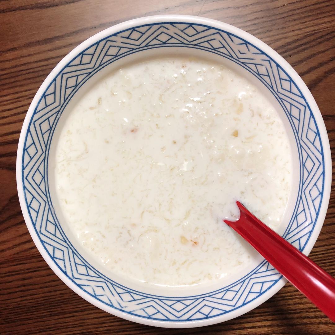 牛奶桃胶炖雪燕