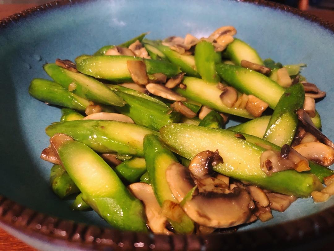 芦笋炒蘑菇