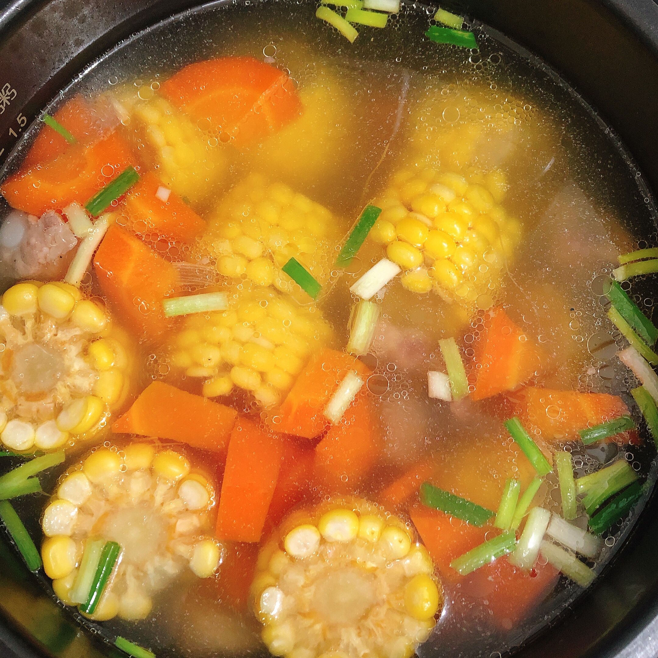 懒人必看！清爽营养又哇喔的玉米红萝卜排骨汤的做法