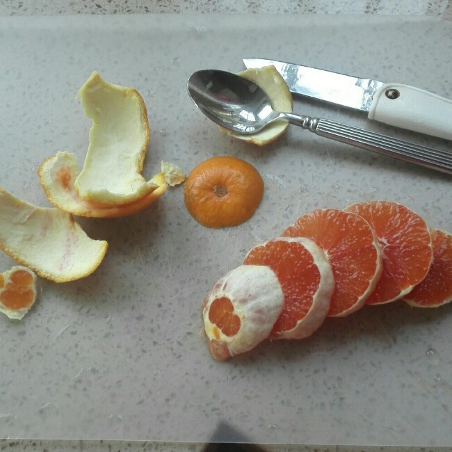 不伤手安全系数极高小孩子都可放心用的勺子1分钟剥脐橙法