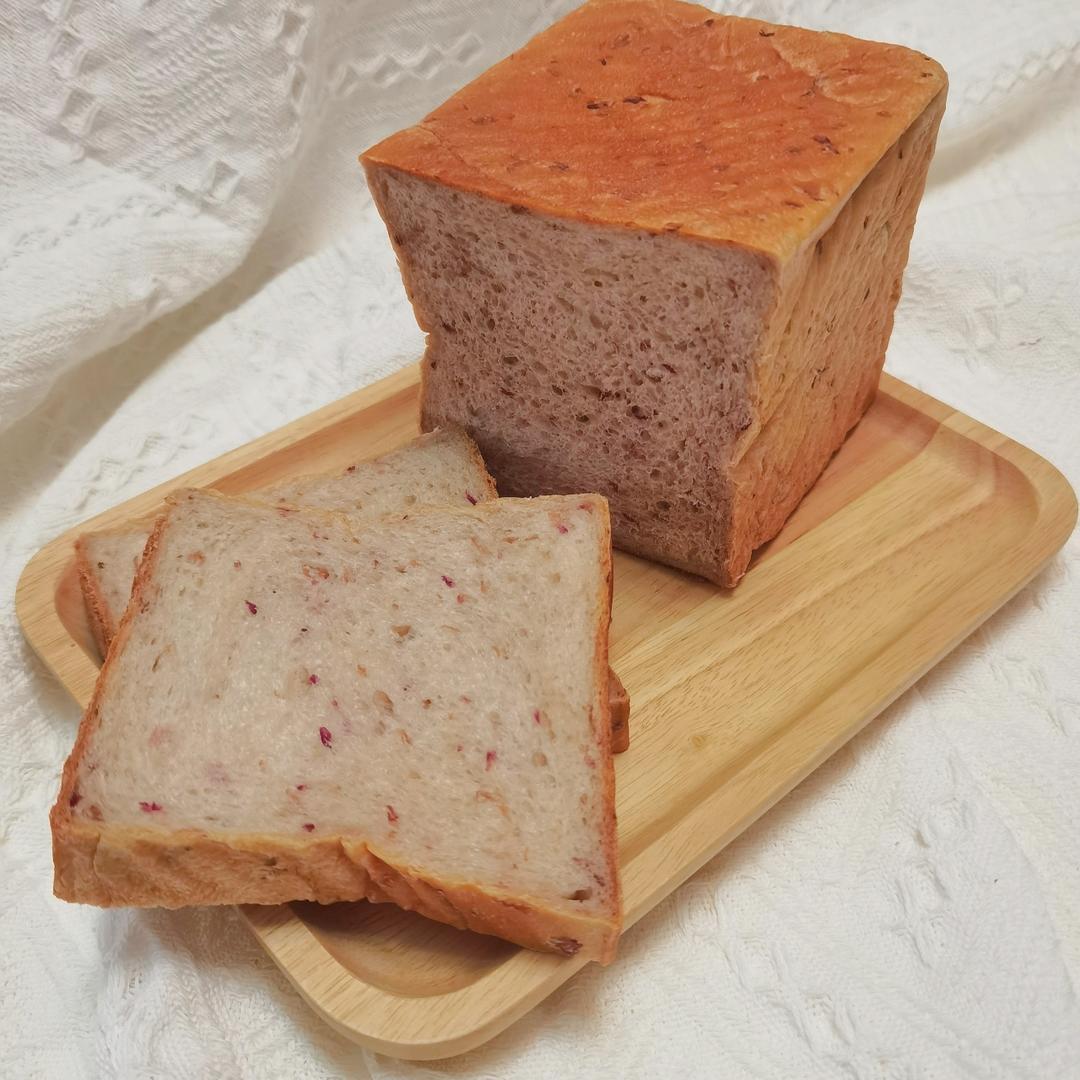 色与香同赋的玫瑰吐司