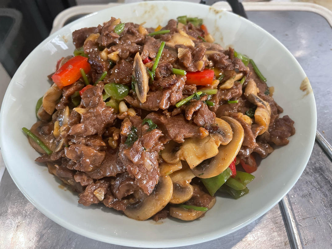 红黄椒洋葱口蘑炒牛肉