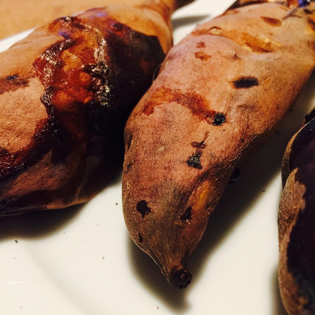 洗净,厨房纸巾吸干表皮水分,烤箱预热后,将红薯放入烤盘,上下火200度