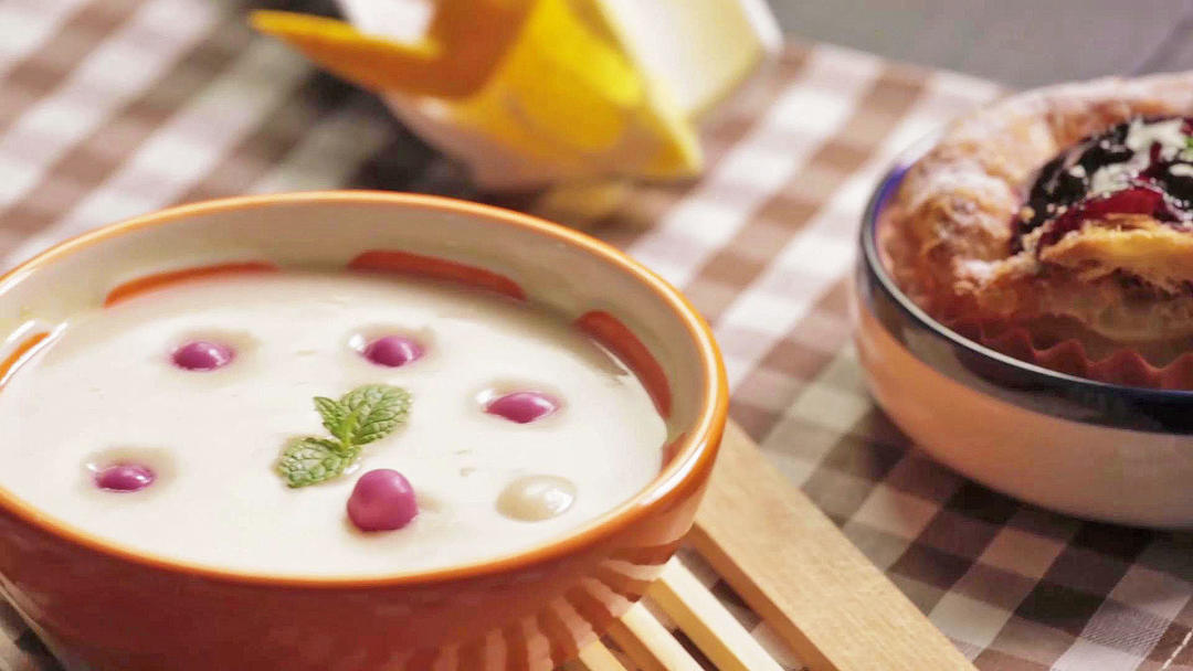 奶油蘑菇汤 | 爸爸厨房 VOL . 65--小洋葱、白玉菇、虾仁、洋葱、牛奶、面粉、的做法