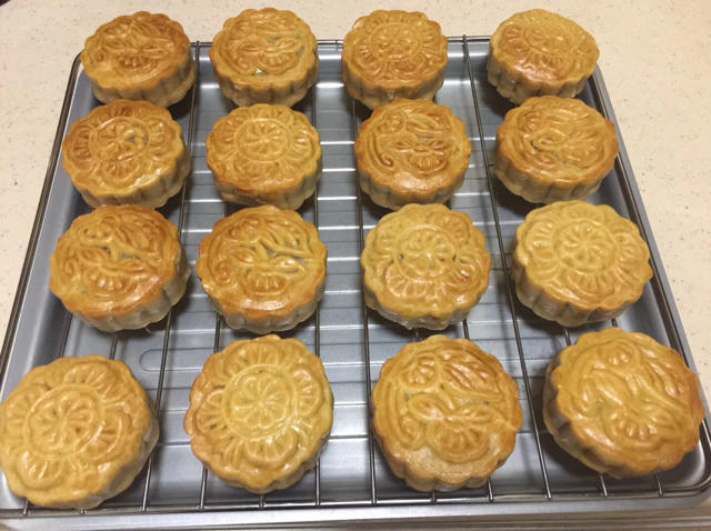 广式五仁月饼 Moon Cakes with Mixed Nuts