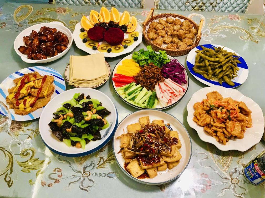 素🉑年夜饭🌹软炸小素rou、京酱什锦、芥末黄金素排、菇香浇汁豆腐、锅包素rou、西芹腰果、拔丝地瓜、水果拼盘😊感恩吃素🙏