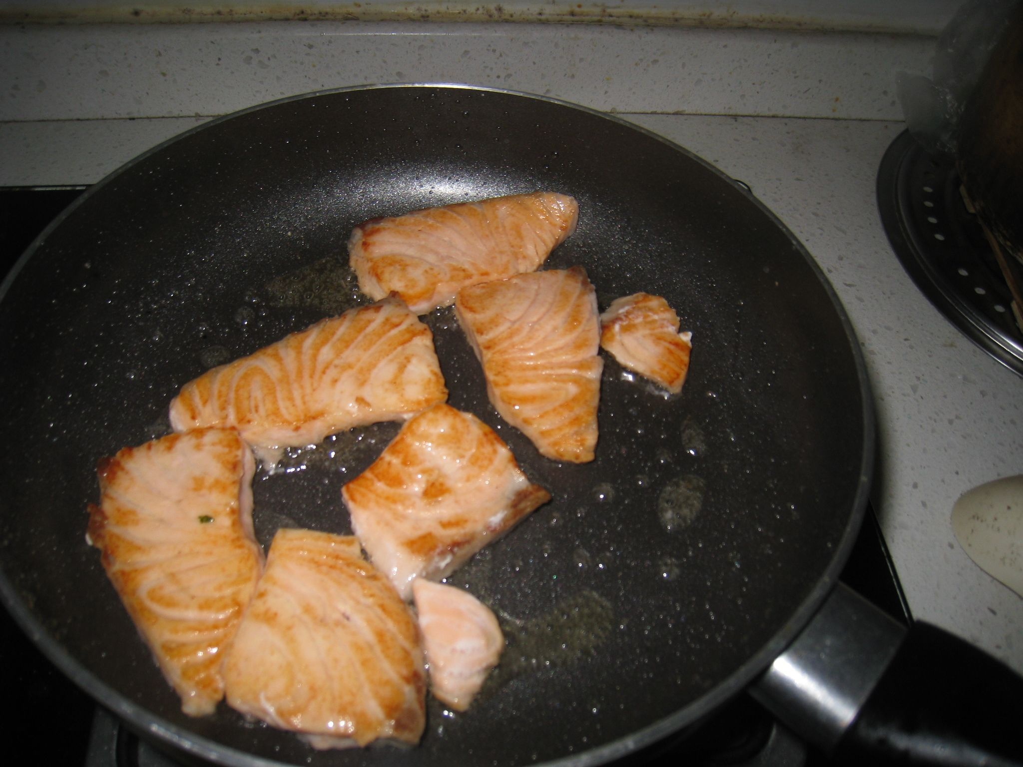 香煎三文鱼拌芦笋的做法 步骤4