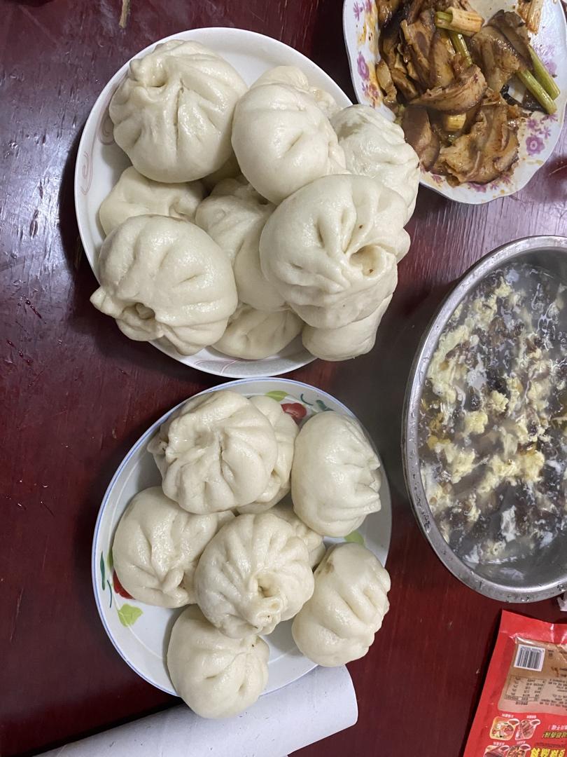酱肉包升级版（加了点木耳和芹菜 好吃惨了）
