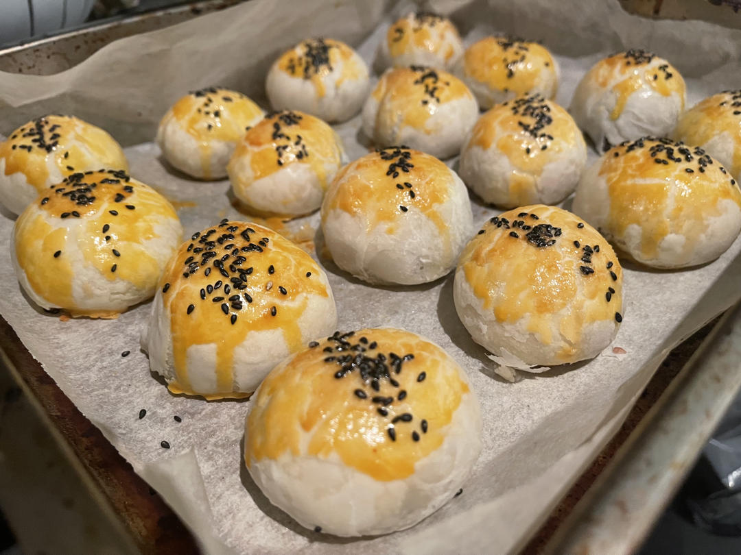酥到掉渣的美味蛋黄酥