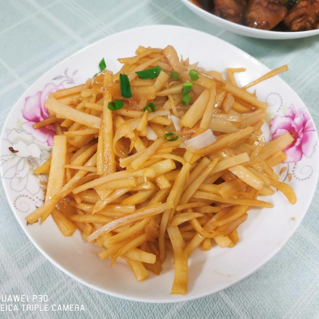 清炒藕丝（巧妙的切丝法）