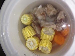 胡萝卜甜玉米排骨汤的做法 步骤2