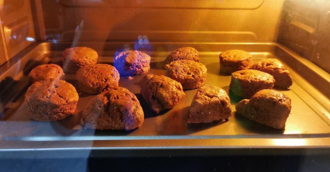 【视频】3分钟 奶油司康Scone(可能是世界上最快手的司康) 消耗淡奶油～