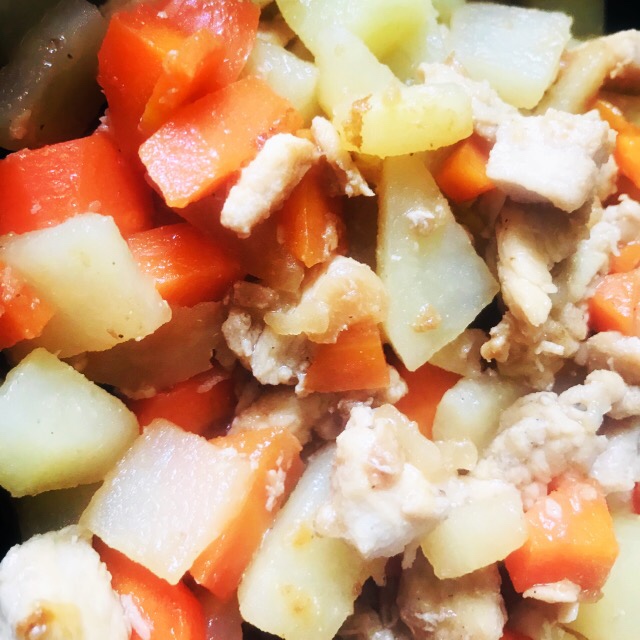 快手午餐，鸡胸肉炒土豆胡萝卜的做法