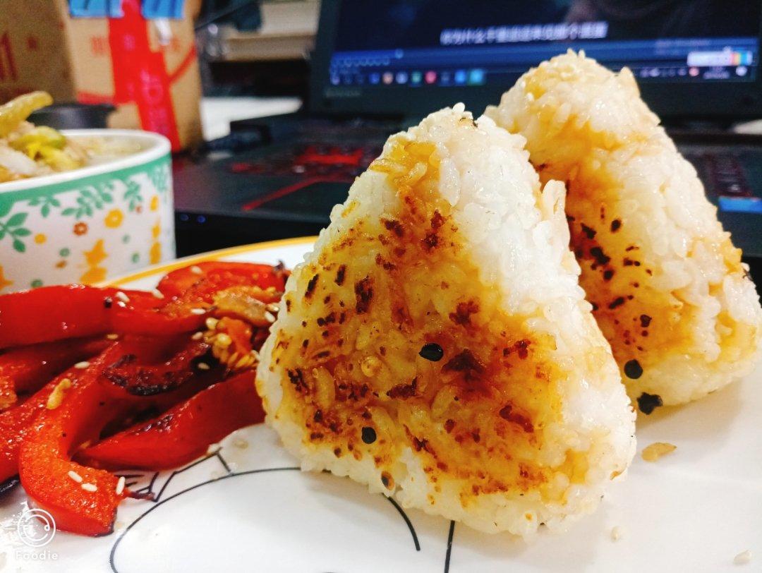吞拿鱼肉松奶酪煎饭团——早餐来一个饭团吧~